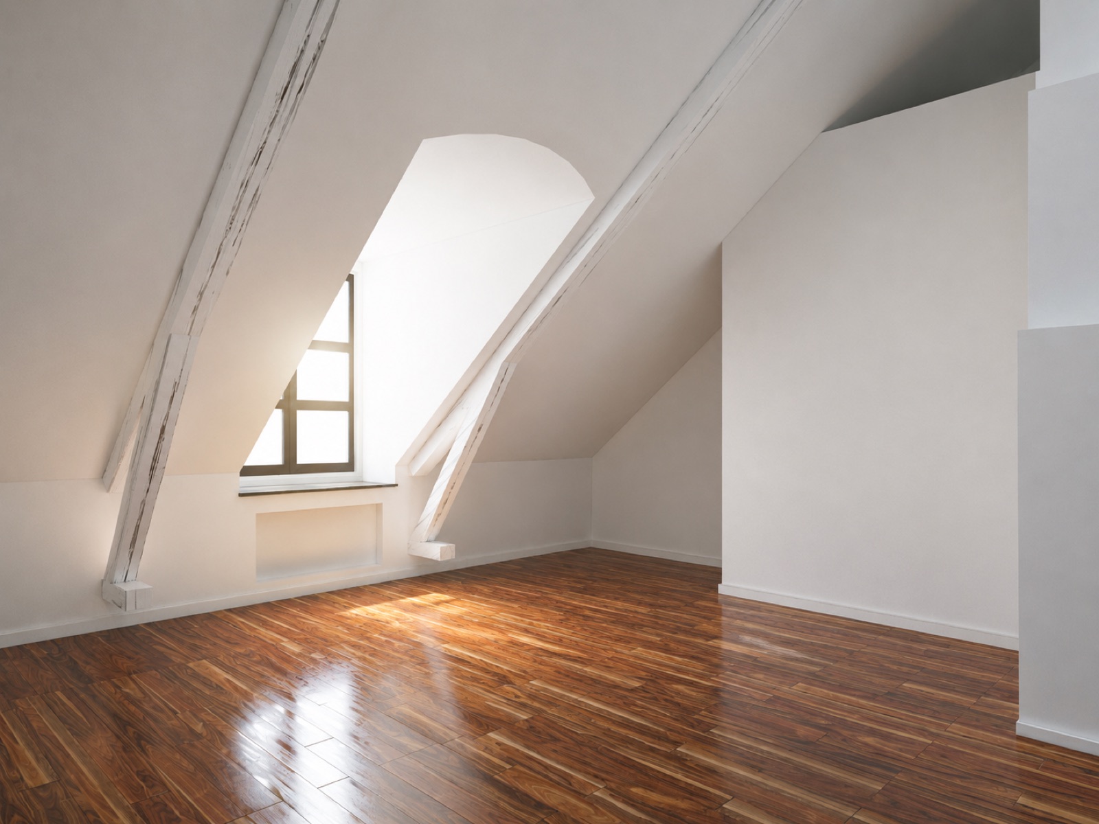 Dachgeschosszimmer mit Schräge vor der Einrichtung